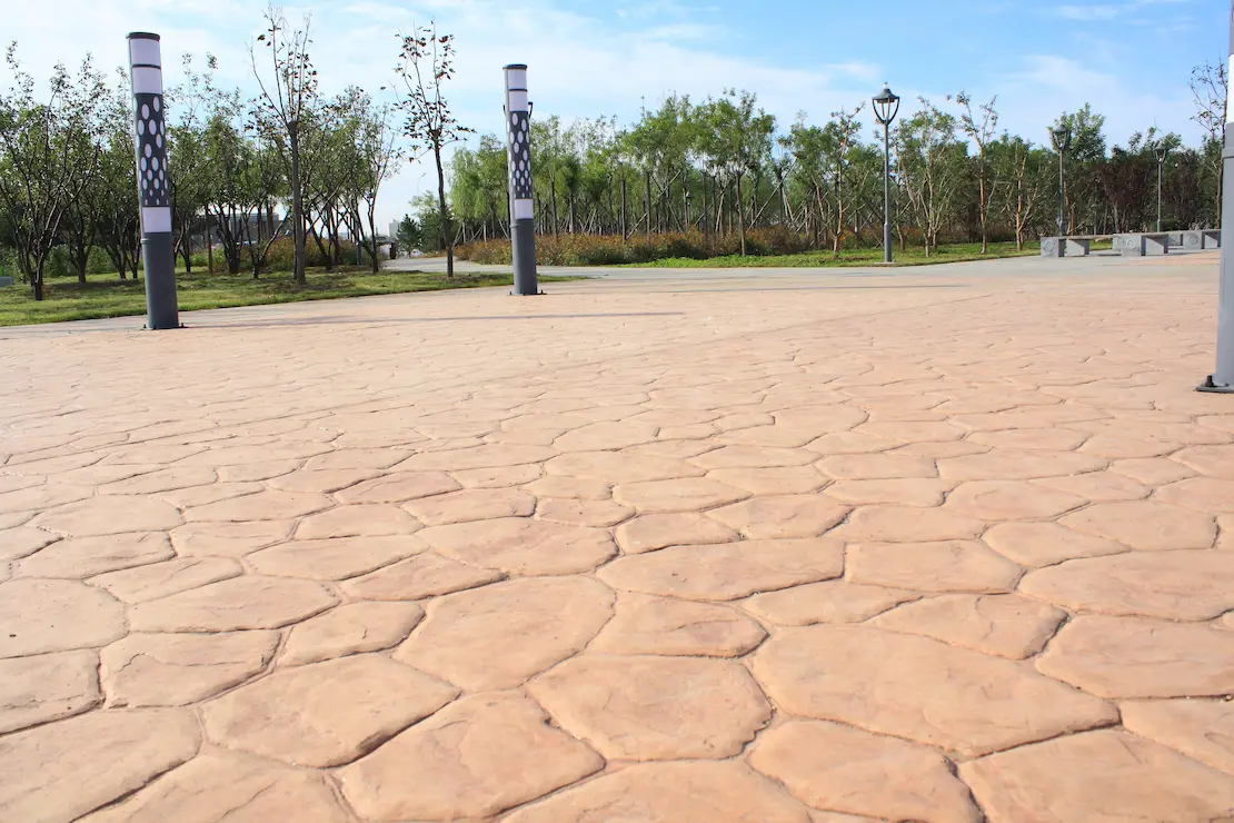 Zone de repos d'une université avec un sol en béton imprimé